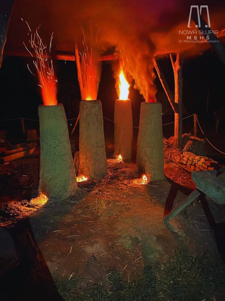 Zdjęcie: Piece dymarskie odpalone w ramach rozpoczęcia 55. Dymarek w Nowej Słupi.
